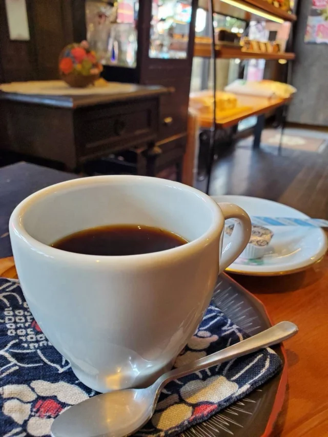 ．．
⁡
ランチの後は、ぜひコーヒーと一緒にほっとひと息 ☕

当店では、自社生産米を使用した
米粉のお菓子（小麦粉不使用）を販売しております。

▼ 味は3種類
・ビーツ
・ほうじ茶
・黒ごま

各種100円です。

🥖 テイクアウト限定で
自家製天然酵母パンも販売しております。

当店の天然酵母パンは
市販の天然酵母やイーストは使用せず
国産小麦粉と水だけで育てた自家製酵母種を使用しています。

素材本来の香りと味わいを大切にした、やさしいパンです。

ぜひ、「てんねんのかおり」のハーモニーもあわせてお楽しみください✨️
⁡
#日進市  #喫茶店 #天然酵母
 #発酵  #レトロ