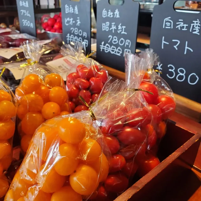 こんにちは☀
明日からお盆休みですね！

先日花火の音も聞こえてきて夏真っ盛りですね🌻☀

なんと！
本日限定価格！！

トマトがたくさん入って380円！！🍅✨
先日インスタで見たのですが…
油とトマトは相性がいいみたいでトマトマヨネーズを作っていらっしゃる方がいました👀✨
色んな使い方ありますね👀✨✨✨
皆様もいかがですか？？🥰🍅✨

ぶどうもプラムも食べ頃ですよ😋🍇✨

本日15時まで営業中です🌼

#あんこ椿　#日進市カフェ
#季節の野菜　#採れたて野菜　#レトロ空間