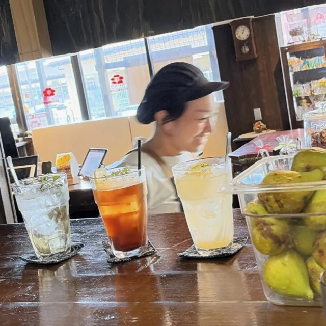 シュワっと冷たいソーダも、あんこ椿ではひとつひとつが丁寧な「手仕事」から生まれています。

じっくり仕込んだ「自家製ジンジャーエール」に、爽やかな「梅のコンポートソーダ」、そしてスパイス香る「自家製クラフトコーラ」。

今朝採れたてのフレッシュな「白いちじく」も店頭で販売中です！こちらはそのうち美味しいスムージーになるかも……？お楽しみに。

あんこ椿では、お食事ももちろんですが、飲み物も手仕事の味わいを大切にしています。残暑を乗り切るリフレッシュタイムにいかがですか？

お買い物だけのご来店も大歓迎です。自家製天然酵母のパンや無添加ジャムなどの物販コーナーもぜひ覗いてみてくださいね。

#あんこ椿 #日進市カフェ
#手仕事 #仕込みの時間 #丁寧な暮らし