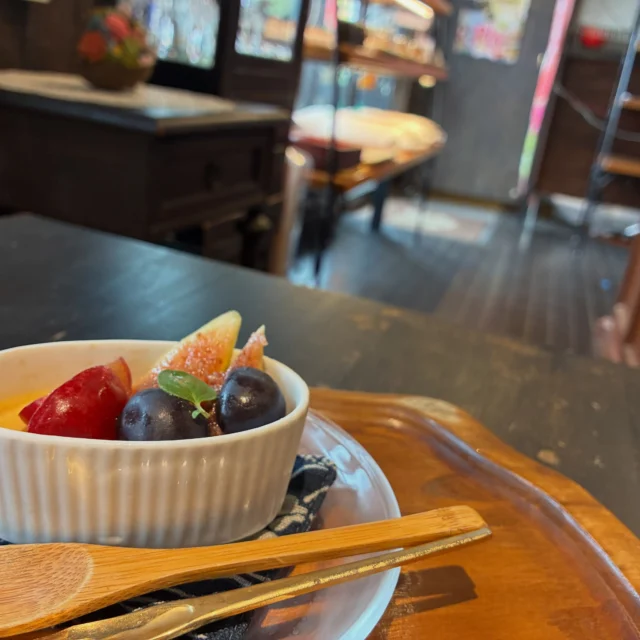 9月入りましたね！
夏の終わりのツクツクボウシも鳴き出し秋が近付いてきましたね！

本日もぶどうにプラム販売しております✨

お食事をされた方はデザートセットもありまして、季節のフルーツがたくさんのっております🍇🍑✨

ぜひご賞味下さい🥰
今日も元気に営業中です！

本日は14:30までの営業となります。
宜しくお願いいたします🙏

#あんこ椿 #日進市カフェ 
#季節のフルーツ #レトロ空間 #ほっとひといき☕️