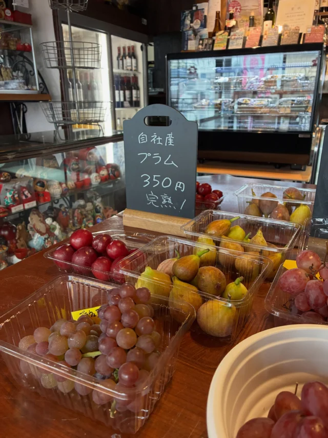 毎日雨続きで大変ですよね😂

デラウェアも限定で販売中です🍇

本日も元気に営業中です☺️✨

#あんこ椿　#日進市カフェ
#レトロ空間　#季節のフルーツ