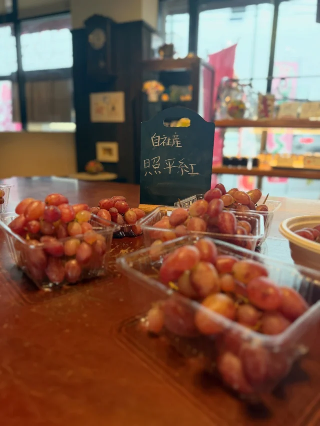 ．．
⁡
ぶどうも残りわずかとなりました🍇

たくさんの方に楽しんでいただけて嬉しいです☺️
気になっていた方は、ぜひお早めにどうぞ♪

そして、明日9月15日（火）は臨時休業とさせていただきます。

ご来店を楽しみにしてくださっていた皆さまには
ご迷惑をおかけしてしまい申し訳ありません。

水曜日からは、10:00より営業いたします☕️🌿
皆さまのご来店をお待ちしております。
⁡
 #日進市  #喫茶店  #レトロ
 #天然酵母  #ぶどう